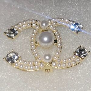 BROOCH: Vintage Style Pink Gold Tone, & White 3D Pin w/Sparkling Gemstones, NWOT